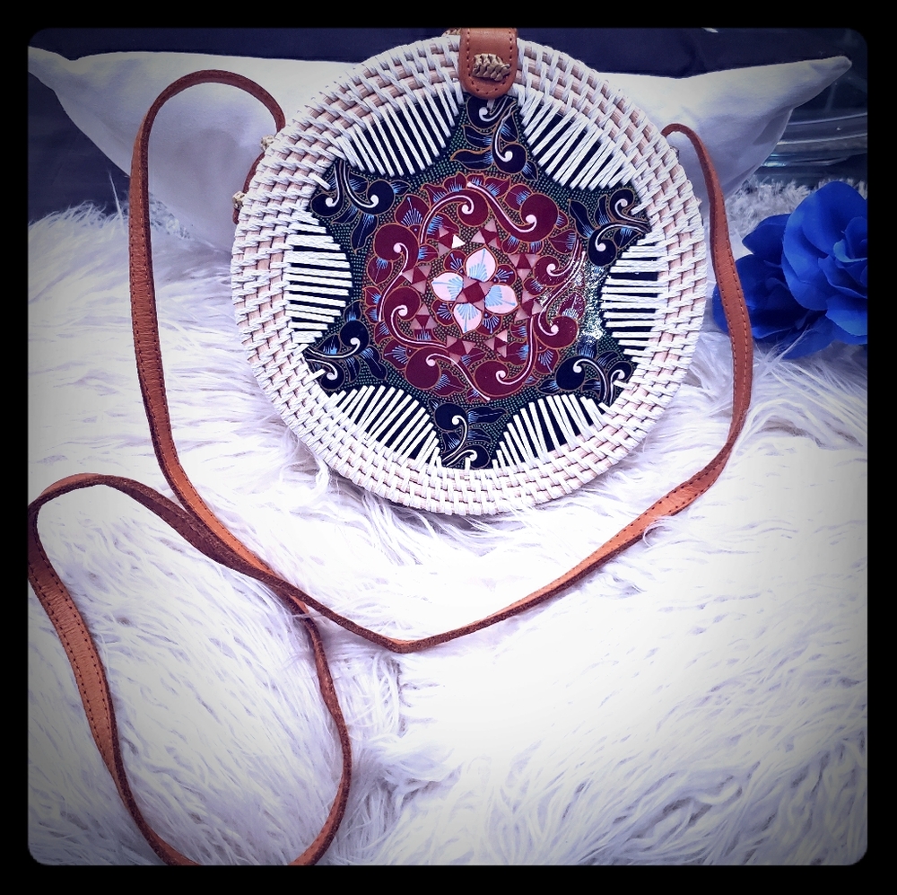 🔥🔥NWT Med Size Round Handwoven Rattan Wht Bag - Picture 1 of 6